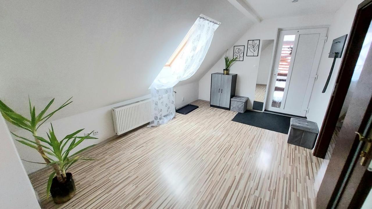 Apartman Tajov Pre 5-6 Osob, Privatne Parkovanie A Terasa Luaran gambar